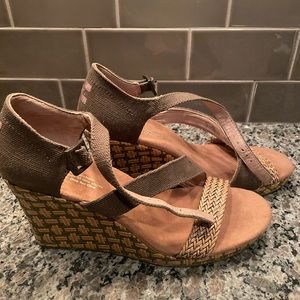 Toms  Canvas Straw Wedges  High Heel Size 9